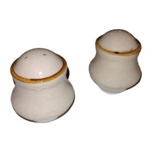 Hearthside Stoneware Ceramic Salt & Pepper Shakers Set Beige Retro Decor Kitchen